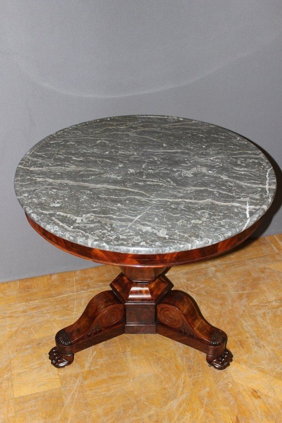 Tavolo con piedistallo d'epoca in restauro In mogano