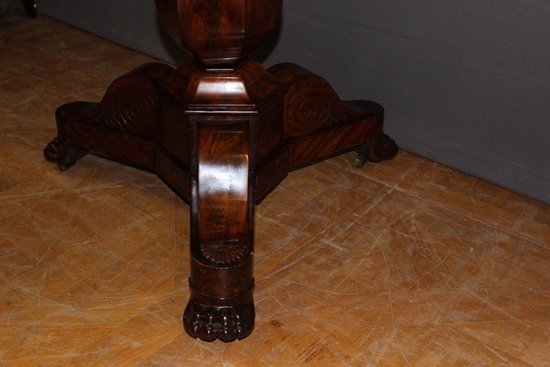 Tavolo con piedistallo d'epoca in restauro In mogano