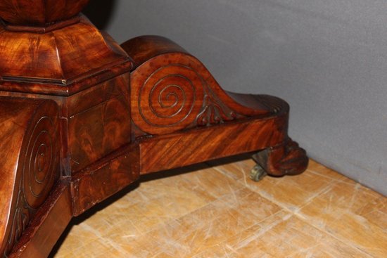 Tavolo con piedistallo d'epoca in restauro In mogano