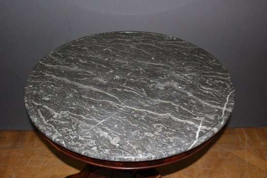 Tavolo con piedistallo d'epoca in restauro In mogano