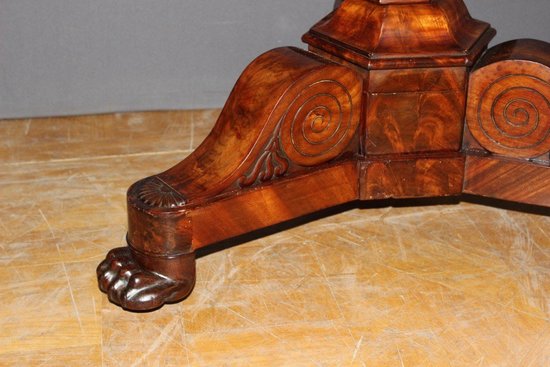 Tavolo con piedistallo d'epoca in restauro In mogano