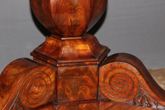 Tavolo con piedistallo d'epoca in restauro In mogano
