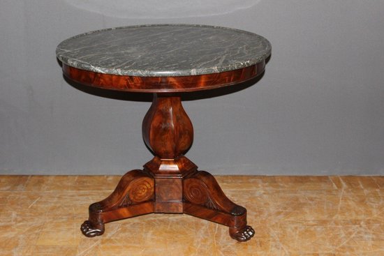 Tavolo con piedistallo d'epoca in restauro In mogano
