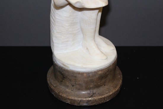 Scultura in alabastro di giovane donna con rose 1900 ca.