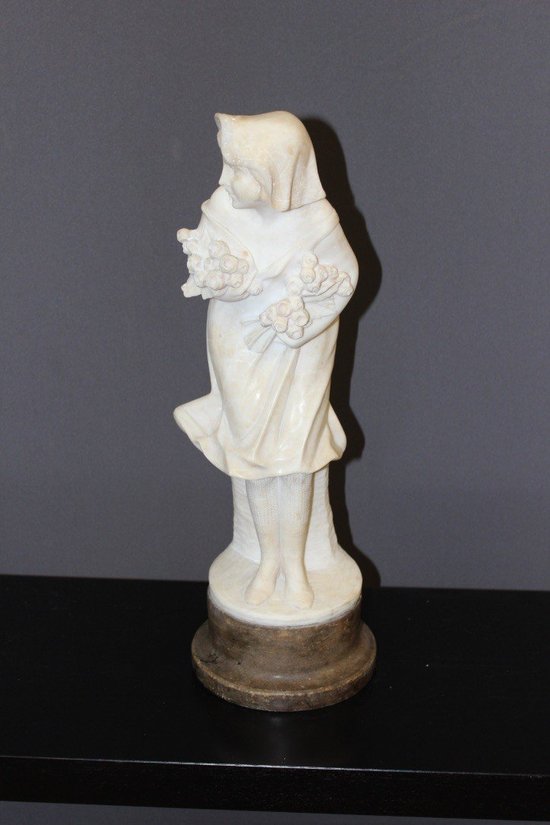 Scultura in alabastro di giovane donna con rose 1900 ca.