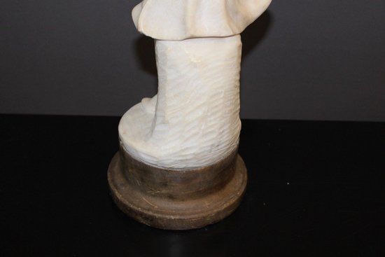 Scultura in alabastro di giovane donna con rose 1900 ca.