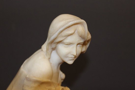 Scultura in alabastro di giovane donna con rose 1900 ca.