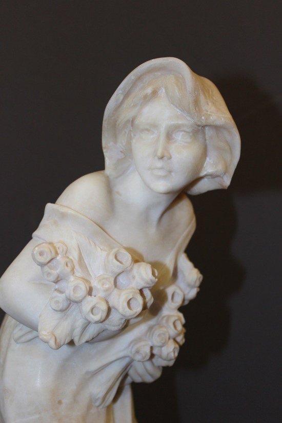 Scultura in alabastro di giovane donna con rose 1900 ca.