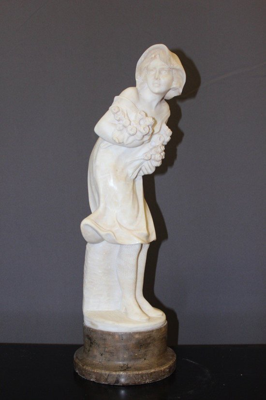 Scultura in alabastro di giovane donna con rose 1900 ca.