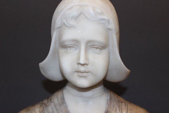 Busto in alabastro e marmo raffigurante una donna olandese, circa 1900