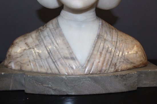 Busto in alabastro e marmo raffigurante una donna olandese, circa 1900