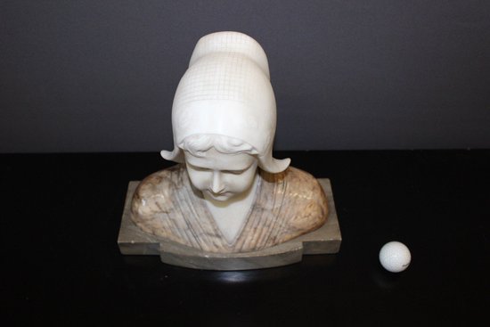 Busto in alabastro e marmo raffigurante una donna olandese, circa 1900