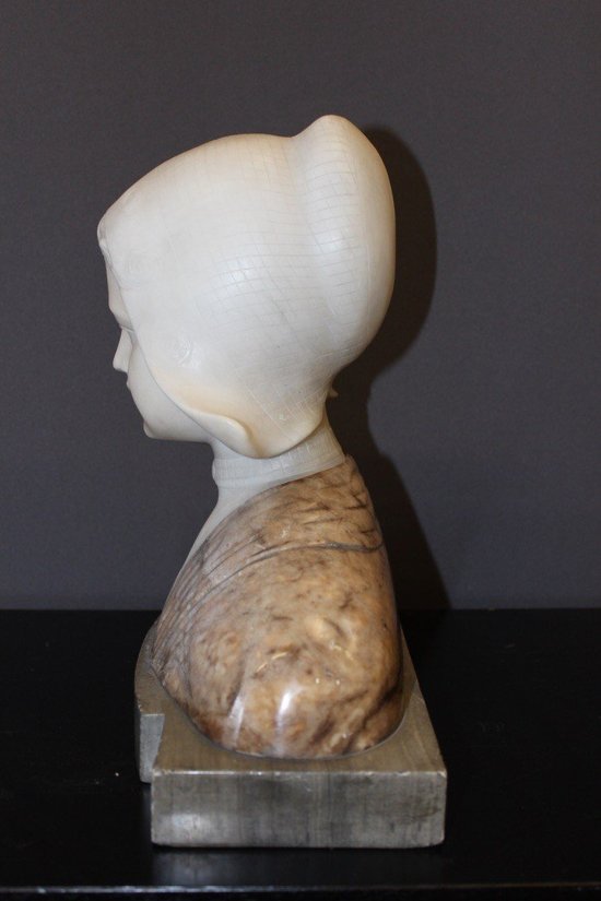 Busto in alabastro e marmo raffigurante una donna olandese, circa 1900