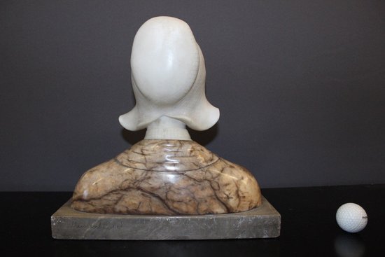 Busto in alabastro e marmo raffigurante una donna olandese, circa 1900