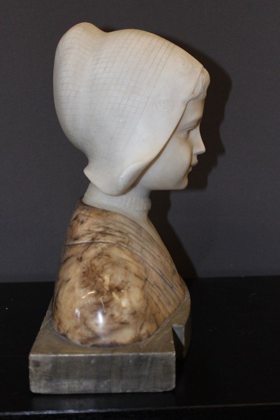 Busto in alabastro e marmo raffigurante una donna olandese, circa 1900
