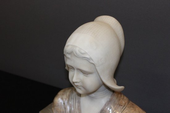 Busto in alabastro e marmo raffigurante una donna olandese, circa 1900