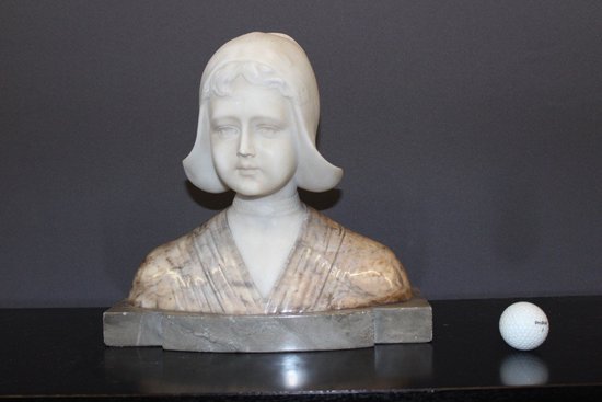 Busto in alabastro e marmo raffigurante una donna olandese, circa 1900