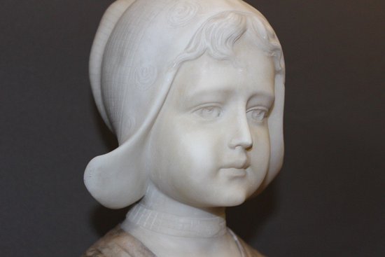 Busto in alabastro e marmo raffigurante una donna olandese, circa 1900