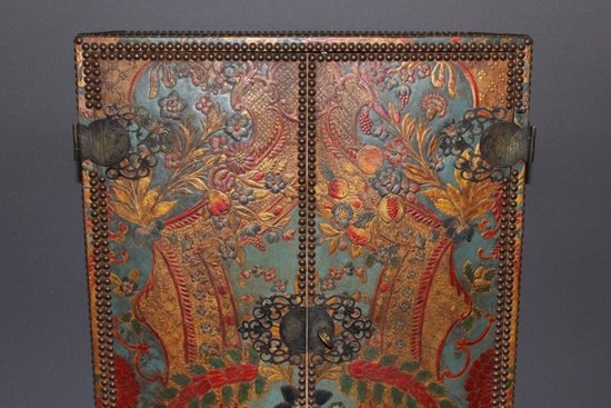 Art-Deco-Schrank Aus Geprägtem Leder Und Gekälkter Eiche Im Neoklassizistischen Stil 1940