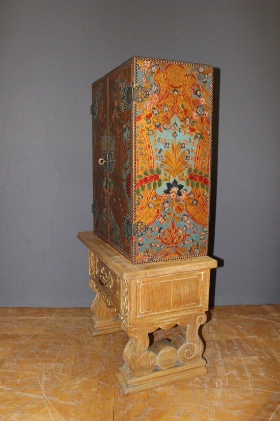 Art-Deco-Schrank Aus Geprägtem Leder Und Gekälkter Eiche Im Neoklassizistischen Stil 1940