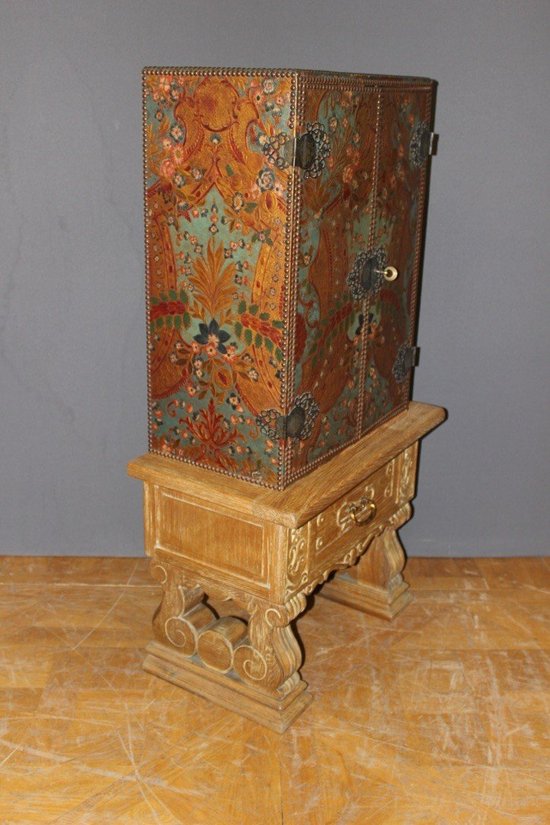 Art-Deco-Schrank Aus Geprägtem Leder Und Gekälkter Eiche Im Neoklassizistischen Stil 1940