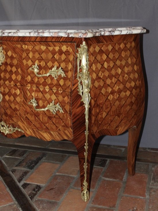 Kommode Im Stil von Louis XV In Würfel Intarsien