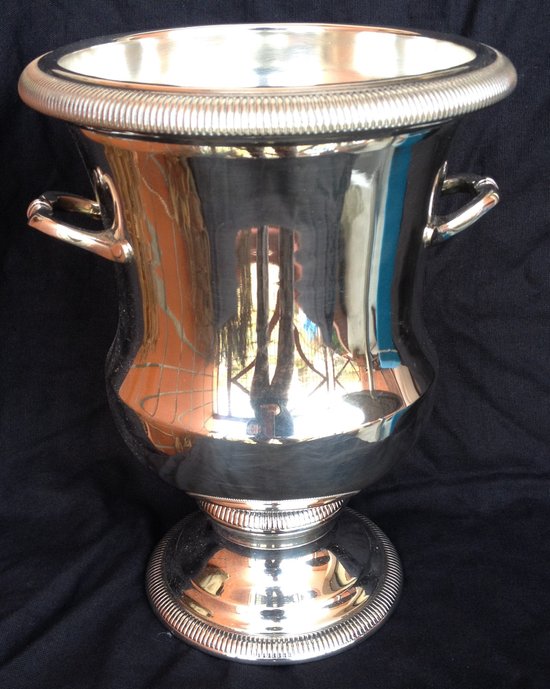 Champagne bucket in the shape of Medici in silver metal with gadroon pattern
