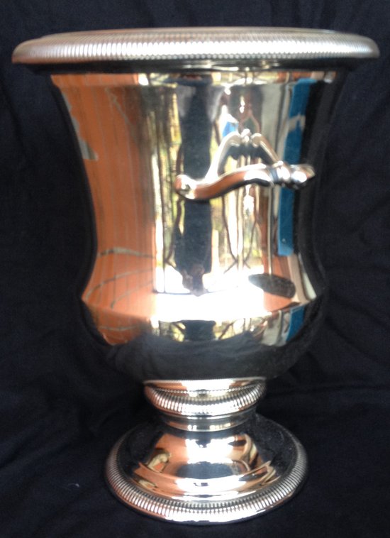 Champagne bucket in the shape of Medici in silver metal with gadroon pattern