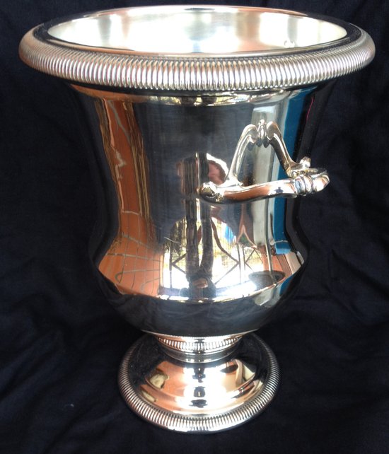Champagne bucket in the shape of Medici in silver metal with gadroon pattern
