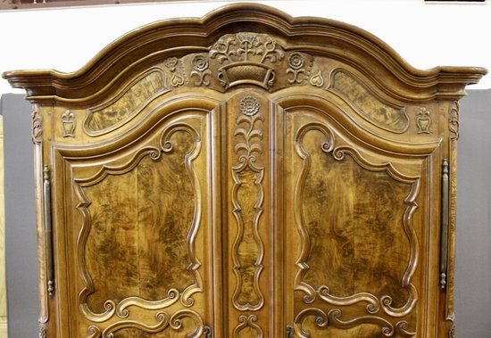 Armadio Bressane con cornice ad arco XVIII