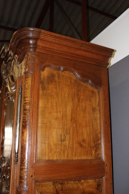 Armadio Bressane con cornice ad arco XVIII