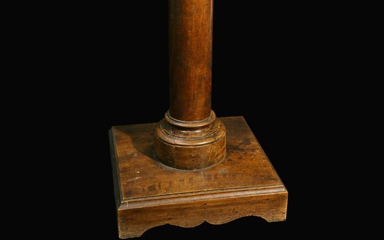 Colonne / sellette en noyer XVIIème siècle 