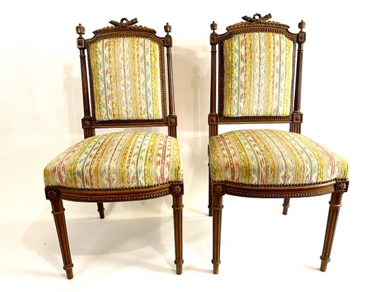 Paire de chaises style Louis XVI avec flambeaux