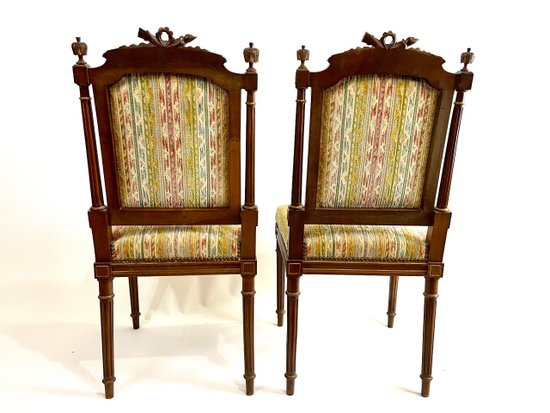 Paire de chaises style Louis XVI avec flambeaux