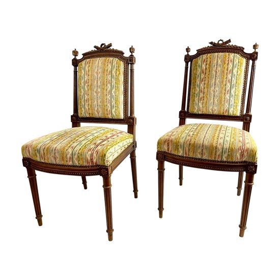 Paire de chaises style Louis XVI avec flambeaux