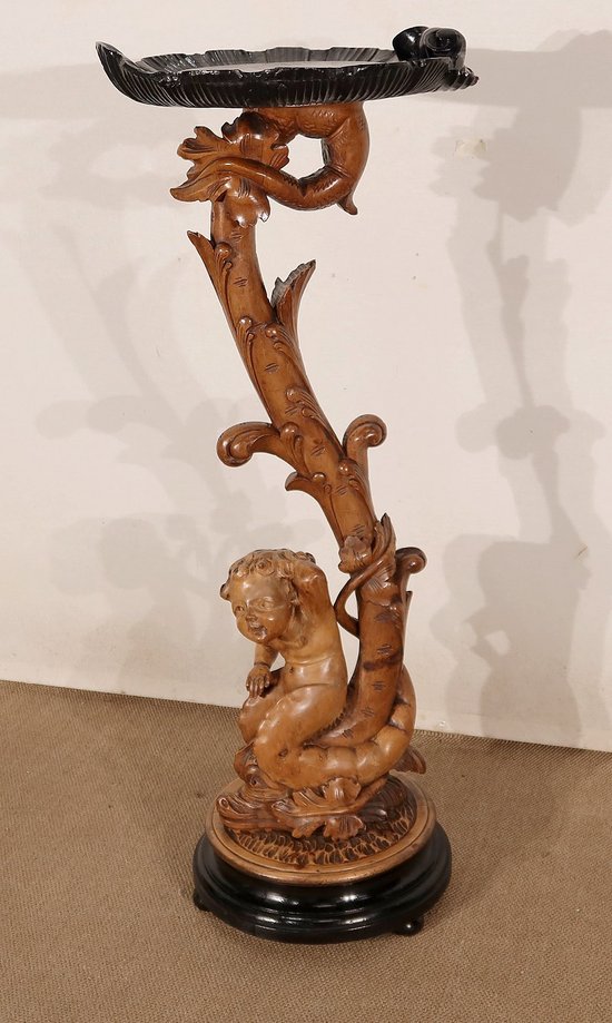 Sellette « Eros chevauchant un dauphin » en bois naturel et bois noirci, goût Napoléon III – 2ème moitié XIXe