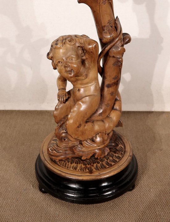 Sellette « Eros chevauchant un dauphin » en bois naturel et bois noirci, goût Napoléon III – 2ème moitié XIXe