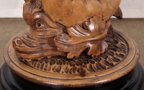 Sellette « Eros chevauchant un dauphin » en bois naturel et bois noirci, goût Napoléon III – 2ème moitié XIXe