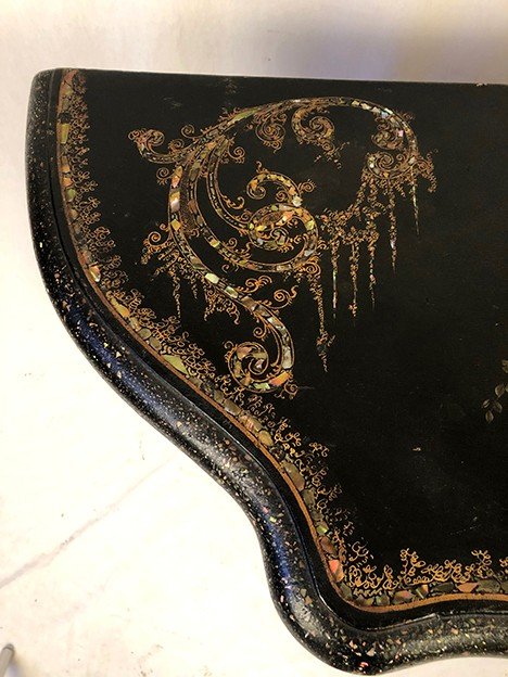 Grande console Napoléon III, bois noirci à riche décor peint et burgauté