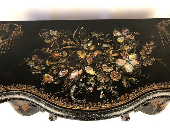 Grande console Napoléon III, bois noirci à riche décor peint et burgauté