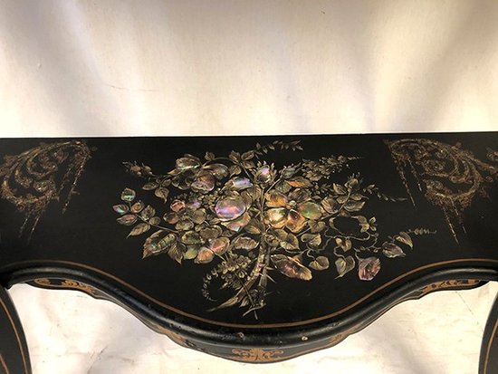 Grande console Napoléon III, bois noirci à riche décor peint et burgauté