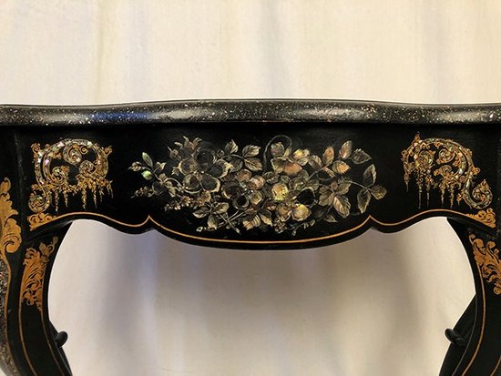 Grande console Napoléon III, bois noirci à riche décor peint et burgauté