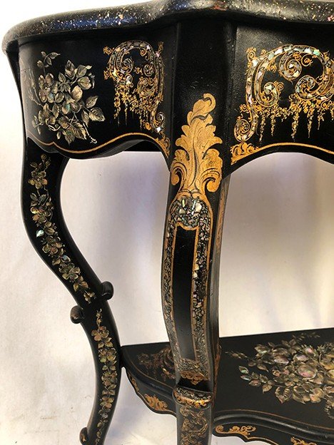 Grande console Napoléon III, bois noirci à riche décor peint et burgauté