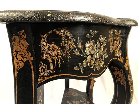 Grande console Napoléon III, bois noirci à riche décor peint et burgauté
