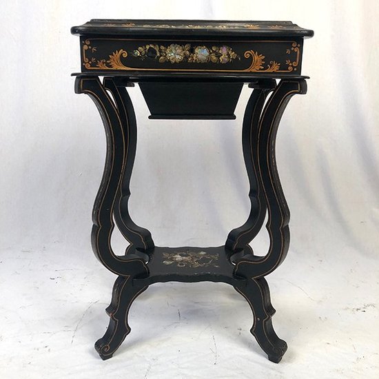 Table à ouvrage ou travailleuse Napoléon III, bois noirci burgauté
