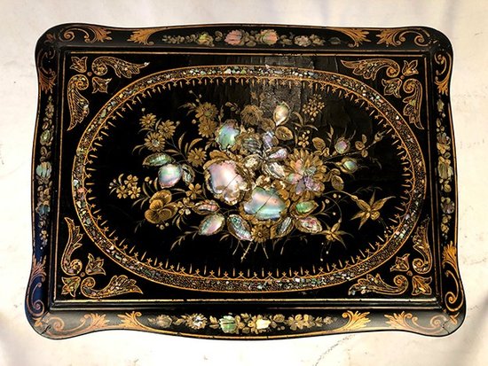 Table à ouvrage ou travailleuse Napoléon III, bois noirci burgauté