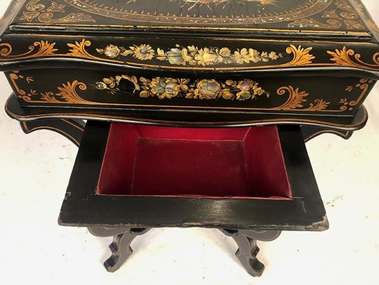 Table à ouvrage ou travailleuse Napoléon III, bois noirci burgauté