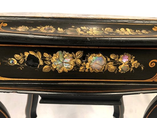 Table à ouvrage ou travailleuse Napoléon III, bois noirci burgauté
