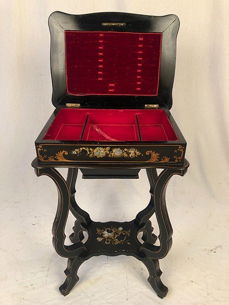 Table à ouvrage ou travailleuse Napoléon III, bois noirci burgauté