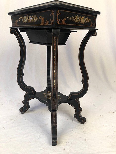 Table à ouvrage ou travailleuse Napoléon III, bois noirci burgauté